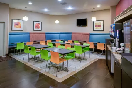 Best Western Inn & Suites San Diego – Zoo/SeaWorld Area Отели рядом с достопримечательностью «Пеканга Арена»