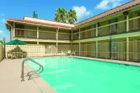 Quality Inn & Suites - parking