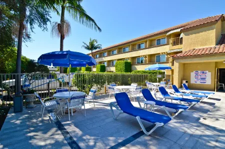 Best Western Plus Newport Mesa Inn Отели рядом с достопримечательностью «Ногачи Гарден»