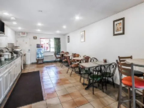 Econo Lodge Inn & Suites Southeast Hotels in La Vergne