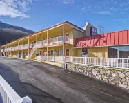 Econo Lodge Near Bluefield College Hotels near Airport Square Shopping Center