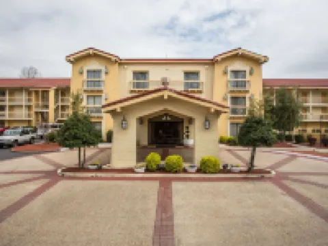 Quality Inn & Suites Airport Hotels in der Nähe von The Bank of America Stadium