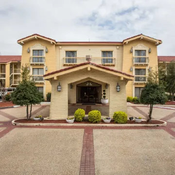 Quality Inn & Suites Airport Отели рядом с достопримечательностью «Банк оф Америка Стадиум»