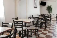 Quality Inn & Suites Bloomington University Area - Breakfast