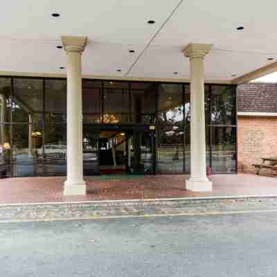 Quality Inn & Suites Hotel Exterior