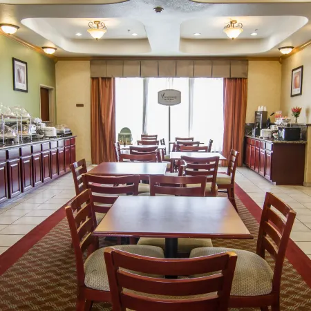 Clarion Inn & Suites Weatherford South Отели в г. Вэзерфорд
