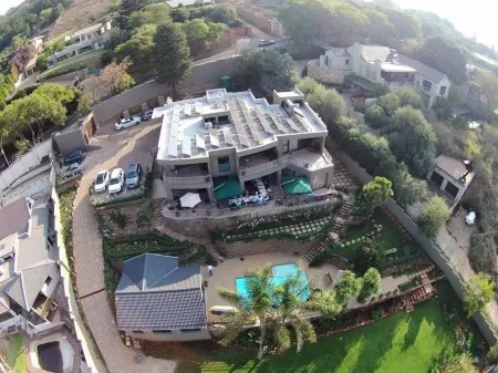 Over the Moon Guesthouse Отели рядом с достопримечательностью «Melville Koppies»