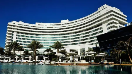 Fontainebleau Miami Beach Отели рядом с достопримечательностью «Майами-Бич»