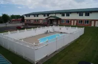 Howard Johnson by Wyndham Gananoque - Pool