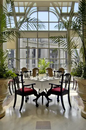 Fairmont Chateau Laurier Отели рядом с достопримечательностью «Национальный военный мемориал Канады»