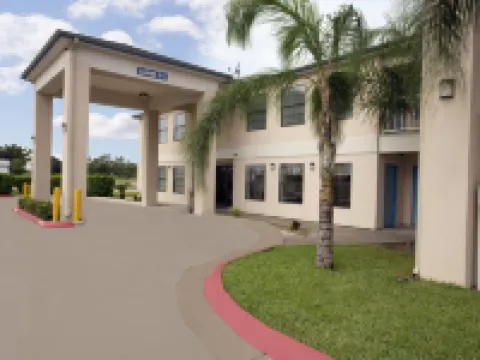 Deluxe Inn and Suites Hotels in Willacy County