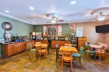 AmericInn by Wyndham des Moines Airport Отели в г. Норуолк