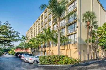 North Miami Beach Gardens Inn & Suites Отели рядом с достопримечательностью «Ancient Spanish Monastery»
