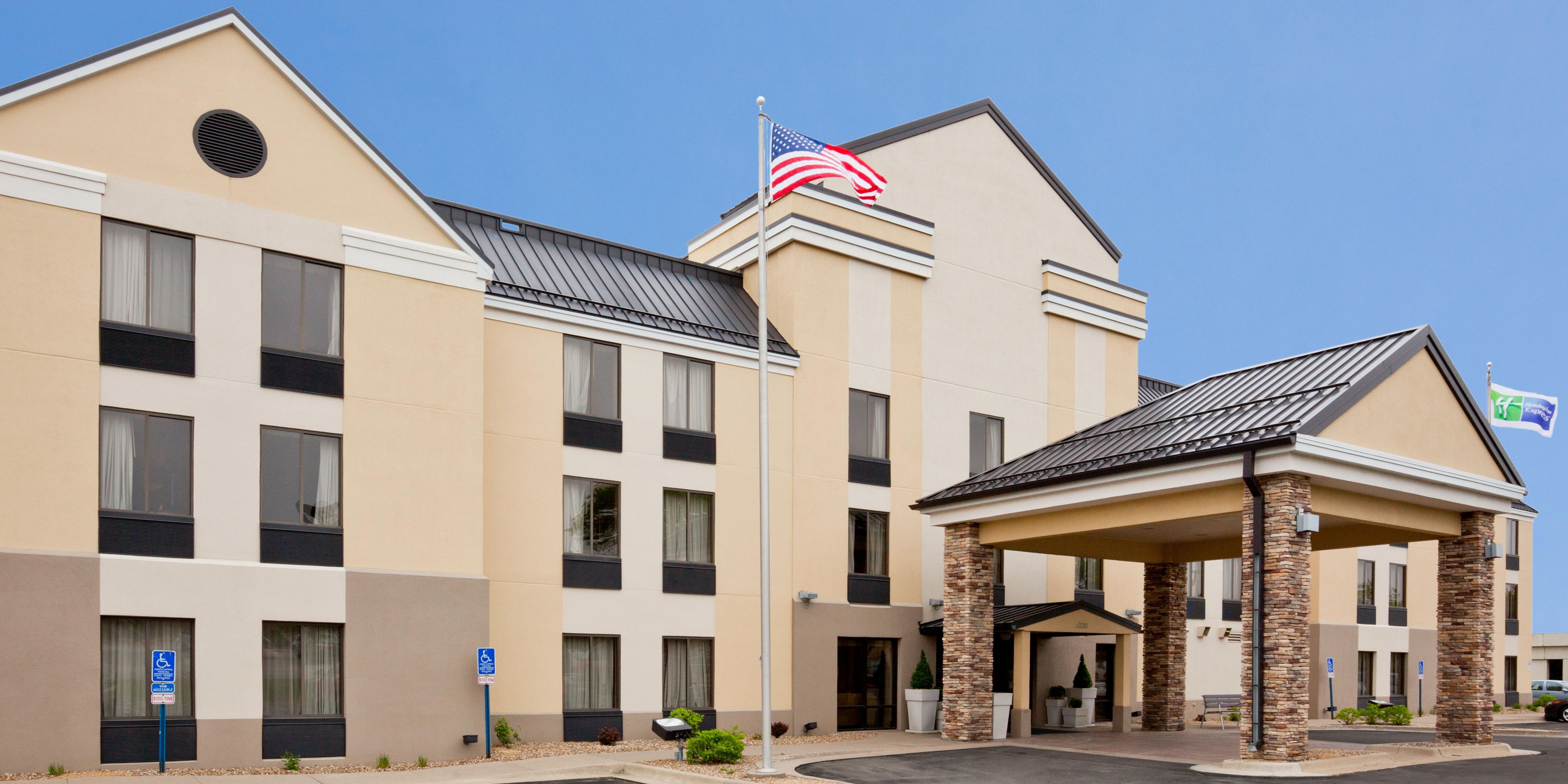 Holiday Inn Express & Suites - Interstate 380 at 33rd Avenue, an Ihg Hotel