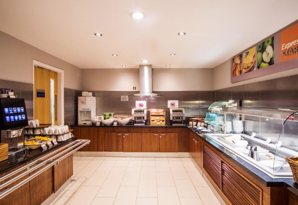 Holiday Inn Express Edinburgh – Royal Mile Over view