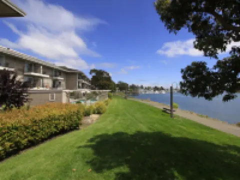 Executive Inn & Suites Oakland Hotels in Oakland