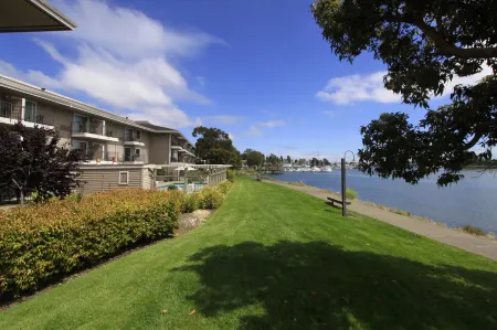 Executive Inn & Suites Oakland Отели рядом с достопримечательностью «Crescent Lawn | UC Berkeley»