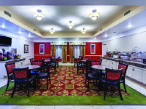 La Quinta Inn & Suites by Wyndham Winnie Hoteles en Winnie