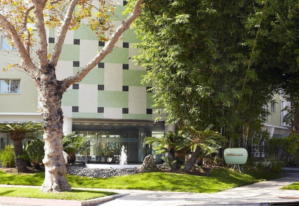 5. 아발론 호텔 베..