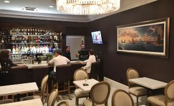 Royal Frenchmen Hotel and Bar