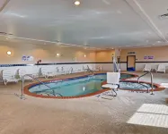 Quality Suites Near Cedar Creek Lake - Pools