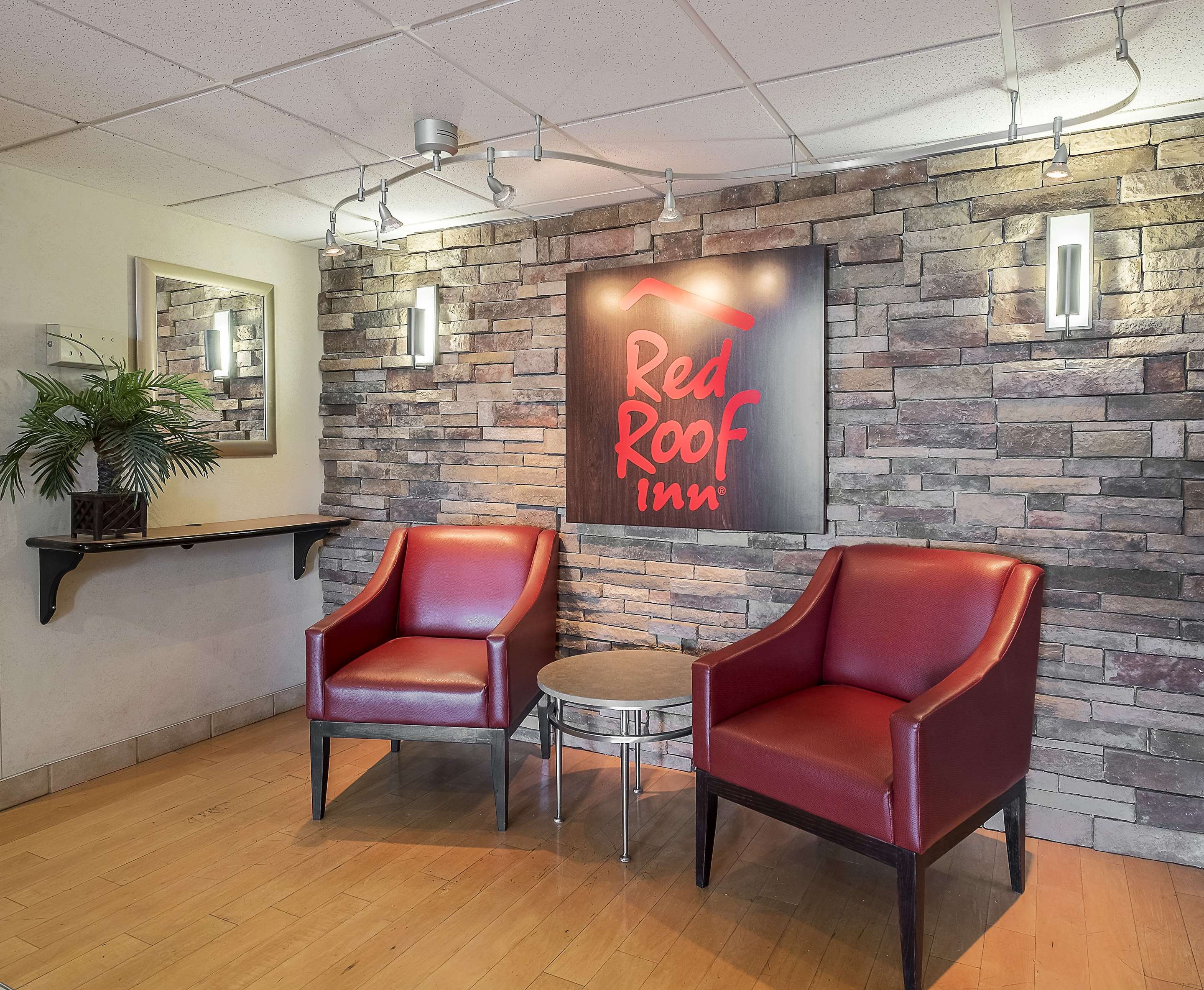 Red Roof Inn & Suites Cleveland - Elyria