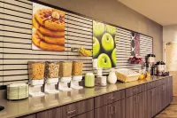 La Quinta Inn & Suites by Wyndham Fairbanks Airport Hotels in College