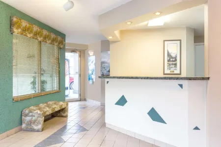 Super 8 by Wyndham Golden