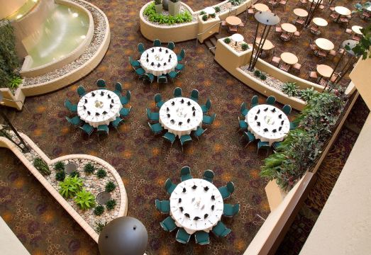 엠버시 스위트 로비