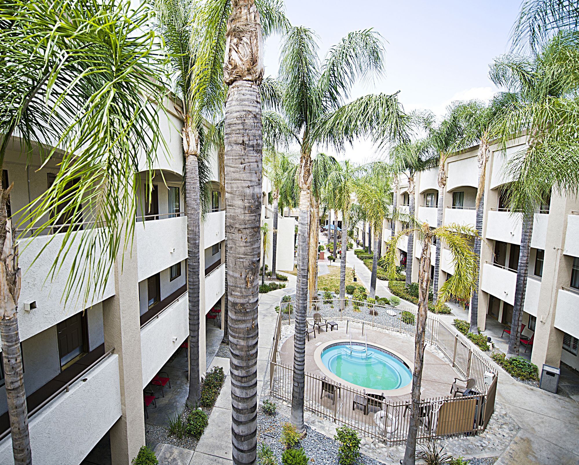 Hotel d'Lins Ontario Airport