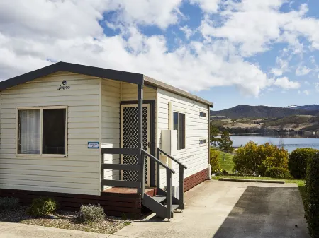 Nrma Jindabyne Holiday Park Отели рядом с достопримечательностью «Сноуи Маунтинс Граммар Скул»