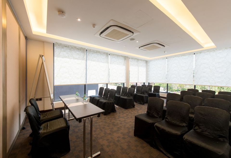 더 스미스 하우스의 모던한 입구