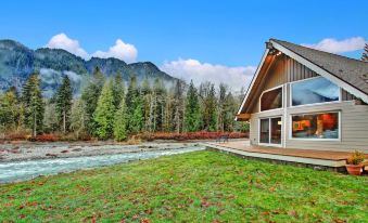 Sky River's Edge - Three Bedroom Cabin with Hot Tub