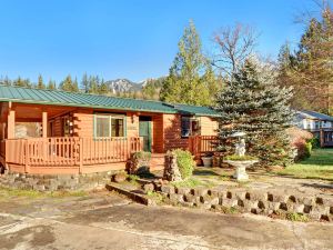 Prospector's Bend - Two Bedroom Home with Hot Tub