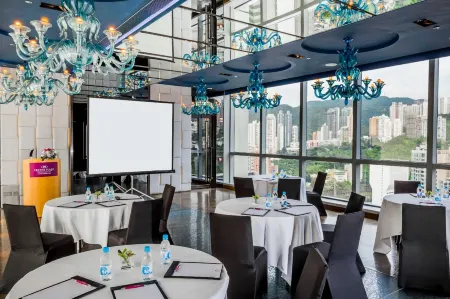 Crowne Plaza Hong Kong Causeway Bay Отели рядом с достопримечательностью «Wilson Trail»