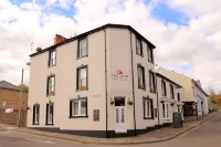 The Lion Hotel Hotels near Pontypool & New Inn