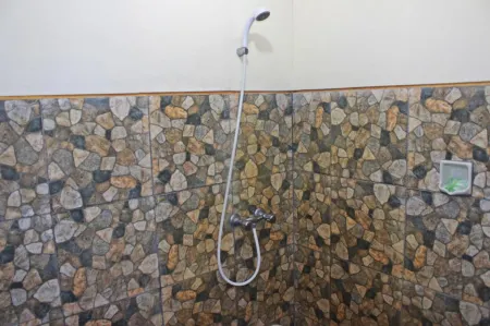 Guru Ratna Отели рядом с достопримечательностью «GKII BUKIT KALVARI BANYUSERI»