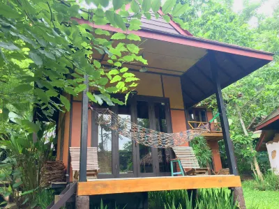 ポーラックナー パーイ ゲストハウス ワット シードーンチャイ周辺のホテル