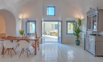Luna Santorini Suites