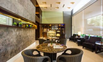 5. B Hotel ..