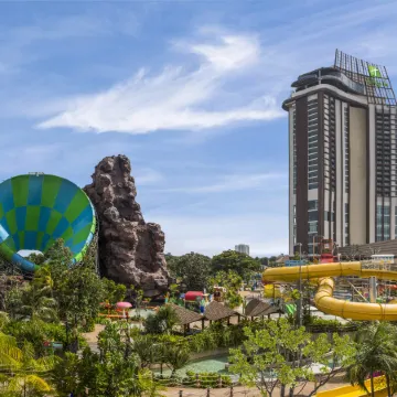 Holiday Inn Resort VANA NAVA HUA HIN by IHG Отели рядом с достопримечательностью «Вана Нава Водная джунгля Хуа Хин»