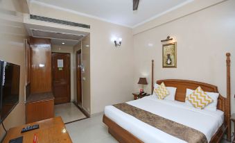 OYO 13052 Hotel Conclave Inn