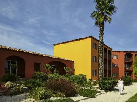 Ibis Hyères Plage Thalassa Отели рядом с достопримечательностью «Le port de l'ile de Porquerolles»