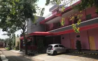Pink House Hotel dekat Bee Jay Indra Loka