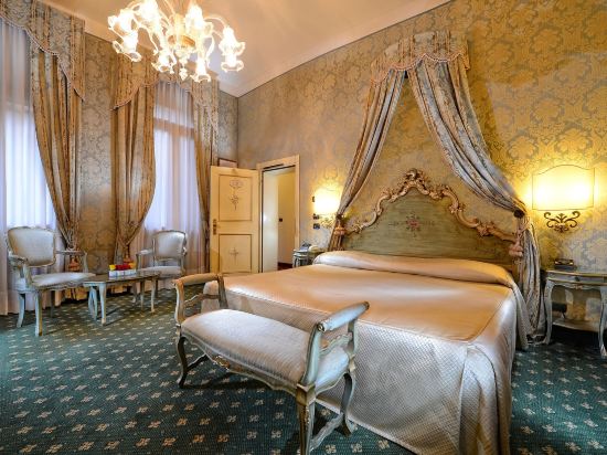 10 Best Hotels near Palazzo Dolfin Manin, Venice 2023