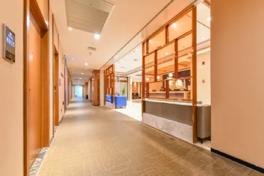 Huayi Select Hotel (Nanning East Railway Station) Отели рядом со станцией Nanning East Railway Station