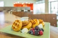 Holiday Inn & Suites PEACHTREE CITY by IHG - breakfast
