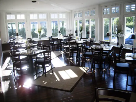 Hotel Und Landhaus 'Kastanie' Отели рядом с достопримечательностью «EGC Escape Game Center Ahrensburg»