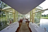 Logis Hotel des Lacs d'Halco - Parkplatz