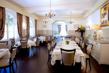 Logis Hotel Restaurant Nougier Отели в г. Сен-Гуссо